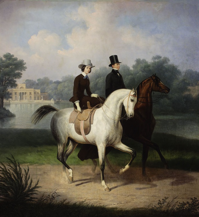 W centrum kobieta i mężczyzna jadący wolno na koniach. W tle park, staw i Pałac na Wyspie.